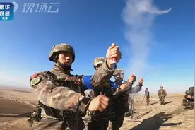 新疆武警重火器实弹射击考核，来看小哥哥们百发百中的飒爽英姿视频封面