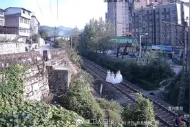 贵阳一影楼占道铁路拍摄婚纱被处罚图片