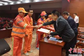广西五旬环卫工人坚守一线17载 每天凌晨提前2小时上岗图片