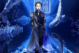 齐浚廷担纲中国国际时装周开幕秀主秀童模图片