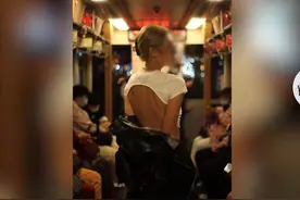 女孩穿露背装在有轨电车拍照遭斥责，网友吵翻了图片