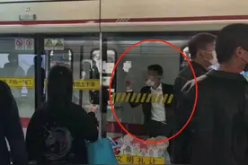 惊险！一男子被夹在屏蔽门与列车中间...官方还原事发经过→图片