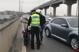 严查！成都27台摩托车违禁驶入高架被交警查获 一男子为躲避竟在高架逆行图片