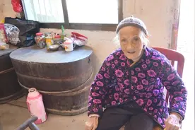 8子女轮流照顾103岁老母亲，长寿秘诀：喜欢和人聊天，每天要喝好多水图片