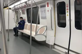 记者探访济南轨道交通现状：车厢乘客个位数，自助售票机只开放一个图片