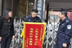 交警帮5岁迷途男孩找到妈妈图片