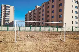 哈尔滨这所学校操场暴土扬长，学生上完间操脱鞋倒沙子图片