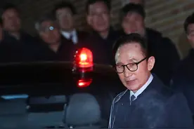 李明博被判17年后发声：希望在家过周末 监狱下周去图片