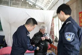 友谊关边境派出所民警重阳节看望失明孤寡老人图片