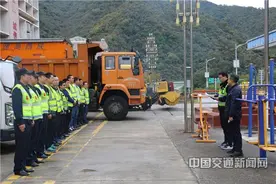 陕西西汉高速积极备战除冰雪图片