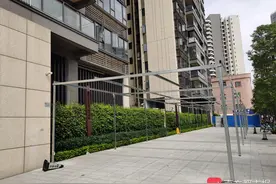 记者帮：小区物业公司违规搭建停车棚，部门：已责令自行拆除图片