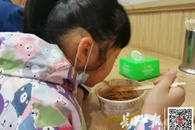 早餐店热干面“分量太足”，孩子吃不完怎么办？图片