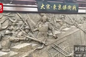 太逼真！小伙假扮铜人贴浮雕壁画上，有游客通过汗滴辨认出是真人图片