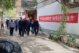 顺河回族区区委副书记、区长王荧实地考察老旧小区改造工作图片