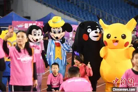 金秋全民健身季启幕 重庆夜跑者齐聚欢乐跑图片