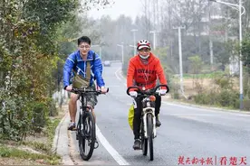 千里骑行，金陵感恩：武汉爹爹骑行谢恩第三天，一天又骑80公里，沿途居民纷纷点赞图片