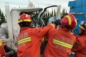 32秒｜威海：司机“走神”追尾拖拉机 与副驾驶一同被困车头图片