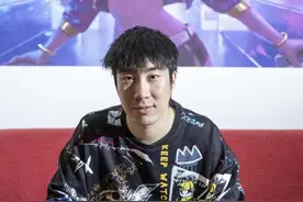 游戏直播“工具人”骚男扎根广州：全年无休，爱对着玩偶练习图片