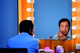 看不到他的正脸，却看得出一位父亲隐忍的哭泣图片