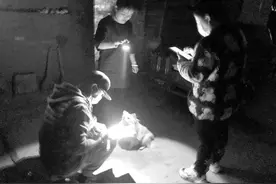 关注人口普查丨白天社区上班 晚上敲门入户普查图片