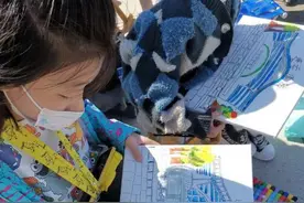 连云港萌娃用画笔描绘高铁站图片