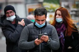 俄罗斯：民众在公共场所和人群密集地点必须戴口罩图片