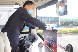 明天《英雄联盟》全球总决赛，杨高、上南公交全力以赴为乘客提供方便图片
