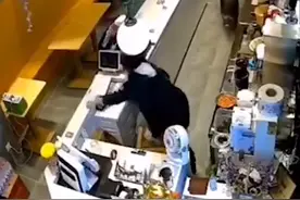 南京一头野猪狂奔进奶茶店乱撞 女店员飞身翻桌躲猪图片