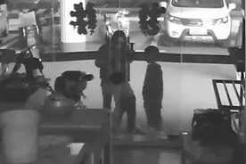 上海一5岁孩子头被卡玻璃门 消防15秒紧急救援图片