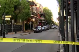 突发！美国男子坐三轮车上伏击2名警察：1人面部中枪图片