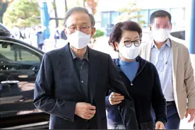 78岁李明博入狱前现身医院：李明博面容消瘦 夫人紧紧搀扶图片