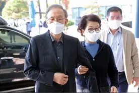 78岁李明博入狱前现身医院：面容消瘦 夫人紧紧搀扶图片