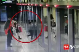 6岁男孩抢上地铁与妈妈走散，因担心被揍一路哭到底站图片