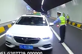 悲催！昨天又有两女司机被抓，现场痛哭竟要给交警下跪图片