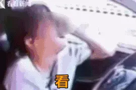 被驾考支配的恐惧！青岛一考试车冲出跑道，学员吓得蹲在地上腿都软了图片