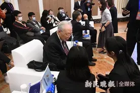 世界顶尖科学家论坛｜展现最与众不同的好奇心和求知欲 小科学家“牵手”大师点燃梦想图片