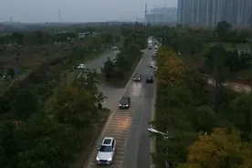 长沙300米道路铺设298条减速带，施工方：出于安全考虑，司机：结石都能震掉视频封面