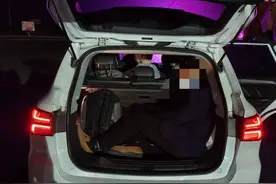 5座的“顺风车”坐了7人，后备箱里还躺了一个图片