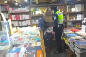 成都宽窄巷子一女游客突然晕倒，还好执勤民警打120送医……图片