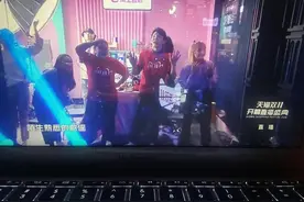 追星直播两不误！李佳琦趴窗户看张韶涵演出，惊现“壁虎式应援”图片