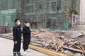 盗贼换脏衣服伪装进工地偷窃，警方：你以为穿上马甲我就不认识你啦图片