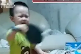 3岁娃跟奶奶练出乒乓神技，这一招一式真有样图片