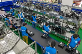 备战“双11”电商配送中心打包配货忙图片