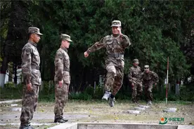 跟着新排长一起解锁400米障碍新姿势吧图片