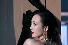 王鸥身着黑色抹胸长裙，眼神深邃迷人图片