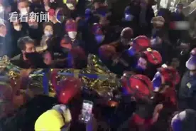 土耳其14岁女孩地震埋58小时获救 现场响起掌声图片