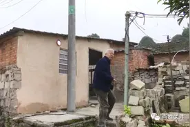 免费给贵州这些老人家中修屋顶，却遭到强烈反对！这事不简单……图片
