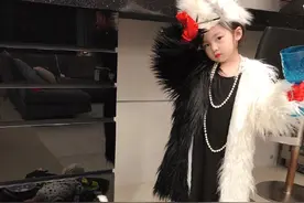 贺军翔女儿美宝一人cos五角 小妹狗狗装亲情出镜图片