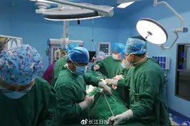 天降钢筋贯穿男子背胸腹！1米长，还是锈的图片