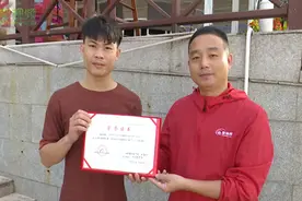 奖励5000元！三亚海边勇救女童的烧烤师傅获颁“天天正能量特别奖”图片